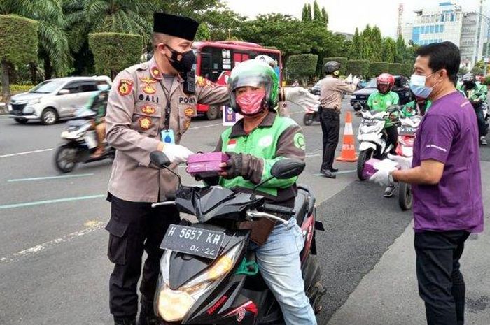 Kapolsek Semarang Tengah, Kompol Gali Atmajaya membagikan takjil dan perlengkapan protokol kesehatan