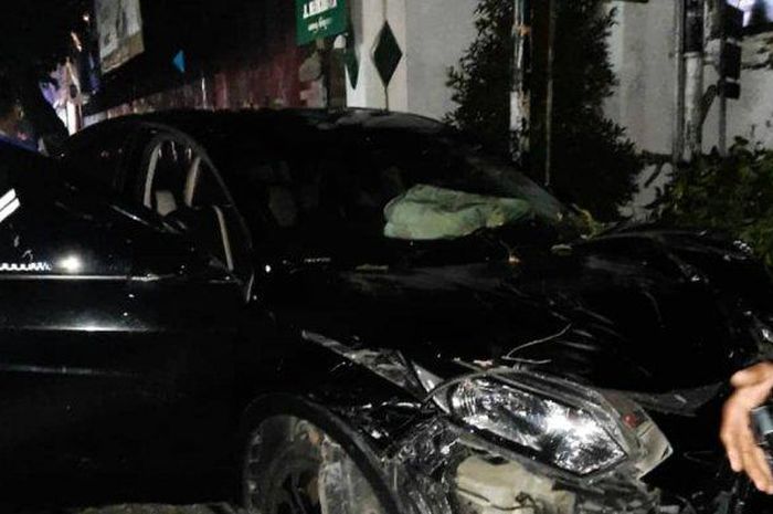 Honda HR-V tubruk motor karena pengemudi mengantuk