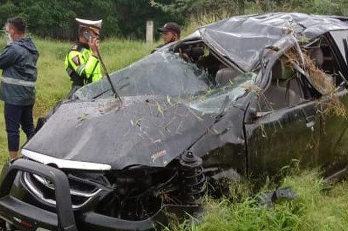 Toyota Avanza berisi satu keluarga koprol dan terlempar ke luar rus tol Medan-Tebing Tinggi, Tanah Raja, Teluk Mengkudu, Serdang Bedagai, Sumatera Utara, (13/4/21)