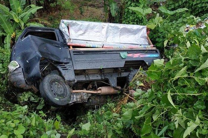 Suzuki Carry pikap anjlok ke jurang sedalam 3 meter