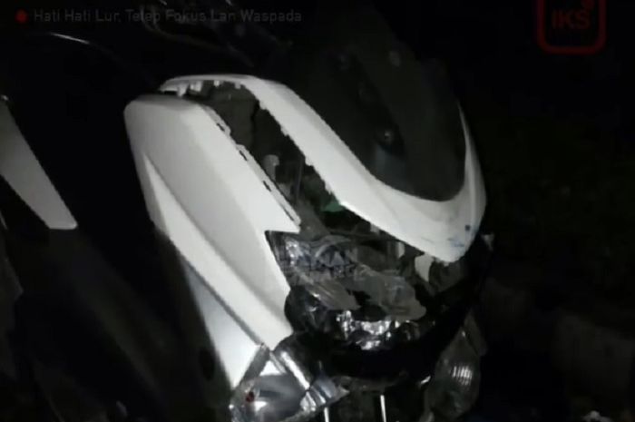 Yamaha NMAX tonjok bus yang mogok di pinggir jalan
