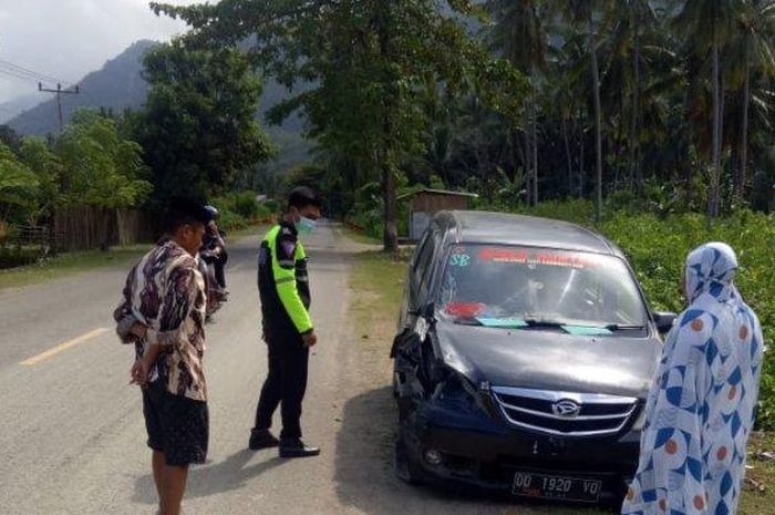 Daihatsu Xenia bolong di bodi kanan akibat hindari lubang senggol motor di dusun Banua Selatan, Banua Sendana, Sendana, Majene, Sulawesi Barat, (12/4/21)