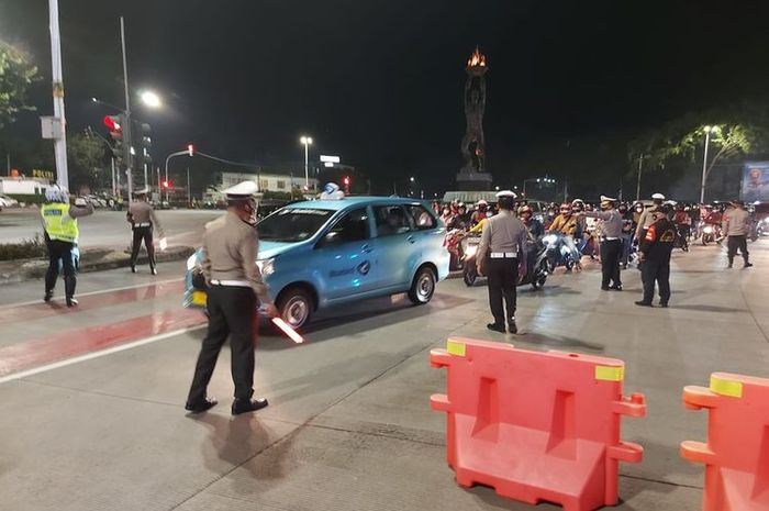 Kegiatan filterisasi dan penindakan pemotor dengan knalpot bising di Bundaran Senayan, Jakarta oleh Direktorat Lalu Lintas Polda Metro Jaya pada Sabtu (13/3/2021) malam.(Dok. Polda Metro Jaya)