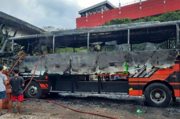 Bus Pariwisata PO Arisa Putri terbakar di Jl Mangga Dua Raya, Pademangan, Jakarta Utara, (14/4/21)