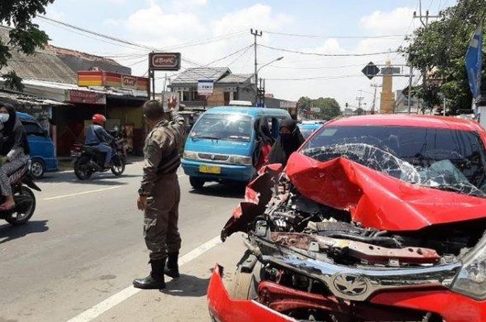 Toyota Calya terburai hingga hancur usai hajar truk tronton berhenti di jalan raya Ciampea, kabupaten Bogor, Jawa Barat