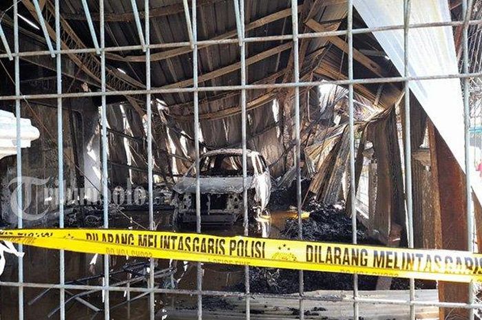 Toyota Kijang Innova yang sisa rangka akibat terbakar di dalam rumah toko kawasan Masaran, Sragen, Jawa Tengah