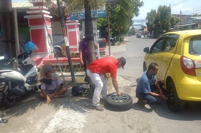 Mobil korban perampokan nasabah bank Rp 500 juta setelah kejadian, Kamis (15/4/2021).  