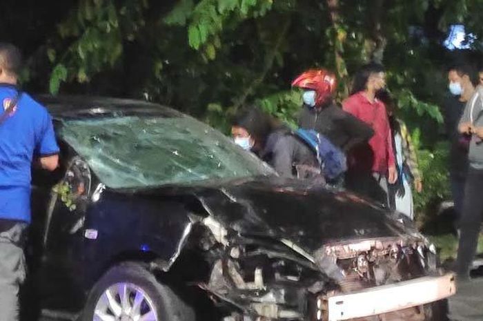 Nissan Teana usai dievakuasi dari dalam sungai jalan raya Jemursari, Surabaya, Jawa Timur