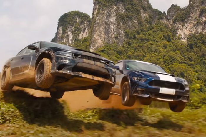 Aksi kejar-kejaran antara Dodge Charger SRT Hellcat 2019 yang dikendarai Dom dengan  Ford Mustang GT350 milik Jakob