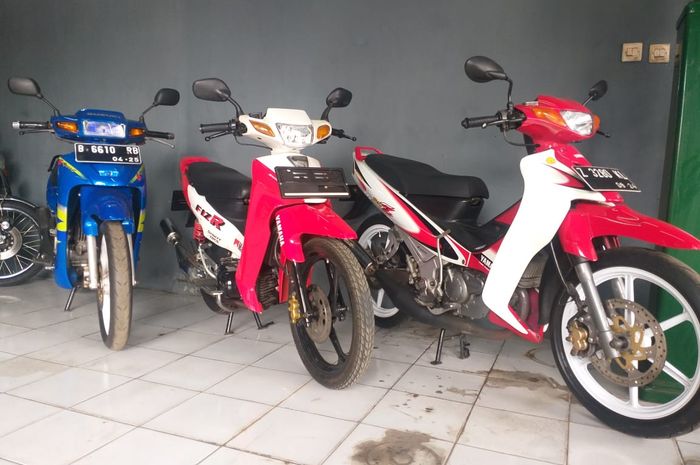 Yamaha F1ZR Marlboro edition posisi di tengah di showroom 366 Motogarage.