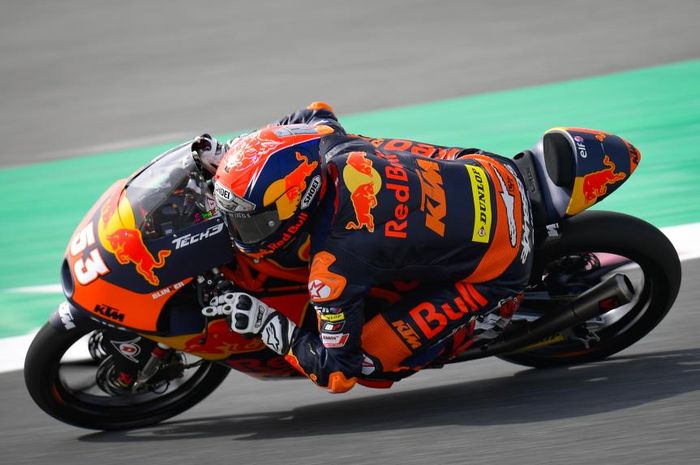 Pembalap tim Red Bull KTM Tech3, Deniz Oncu sukses cetak waktu tercepat di FP1 Moto3 Portugal 2021.