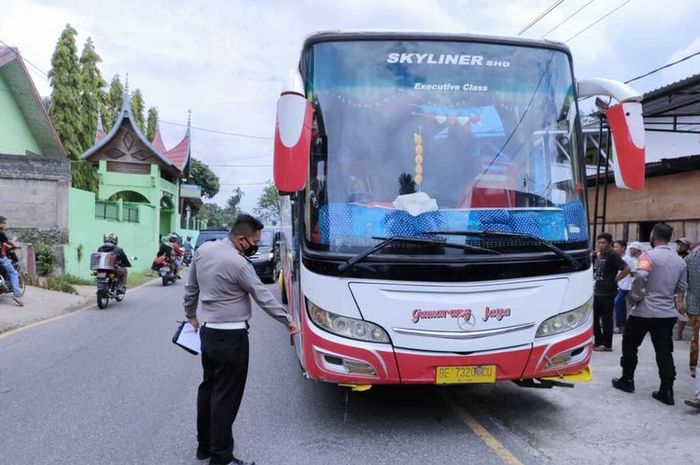 Bus Antar Kota Antar Provinsi (AKAP) Gumarang Jaya tabrak 5 siswa SD. 