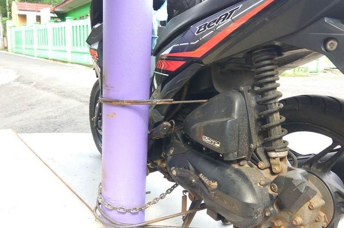 Honda BeAT yang diduga milik maling sengaja diikat warga di tiang listrik 