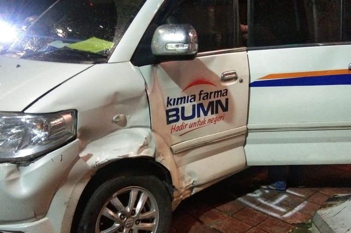 Ambulans yang nekat menerobos lampu merah meski tidak membawa pasien