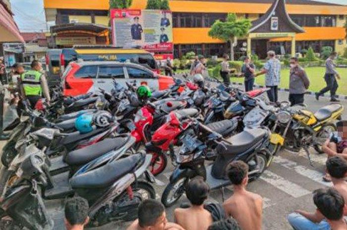 Puluhan remaja dan sepeda motor diamankan di Mapolresta Padang, Kamis (15/4/2021). Mereka diduga melakukan aksi balap liar Kamis pagi 