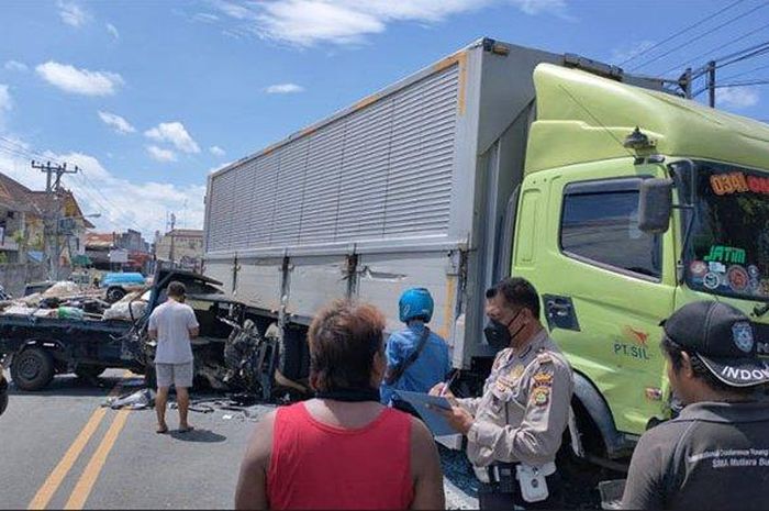 Mitsubishi L300 terkoyak kena sambar truk wing box di Jl Mahendradatta, Denpasar, Bali (15/4/21).