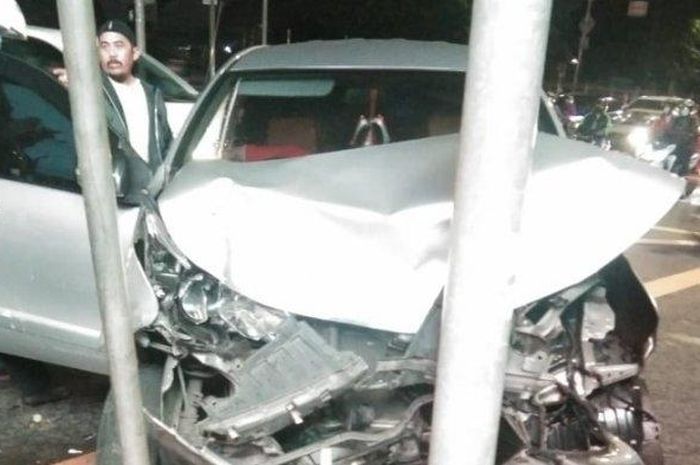 Toyota Avanza menabrak tiang karena hilang kendali ada ambulans menerobos lampu merah