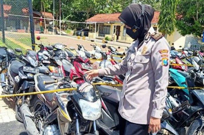 Ratusan motor milik pemuda Pamekasan, Madura yang ditilang saat balapan liar di Jalan Kabupaten, Sabtu (17/4/2021).  
