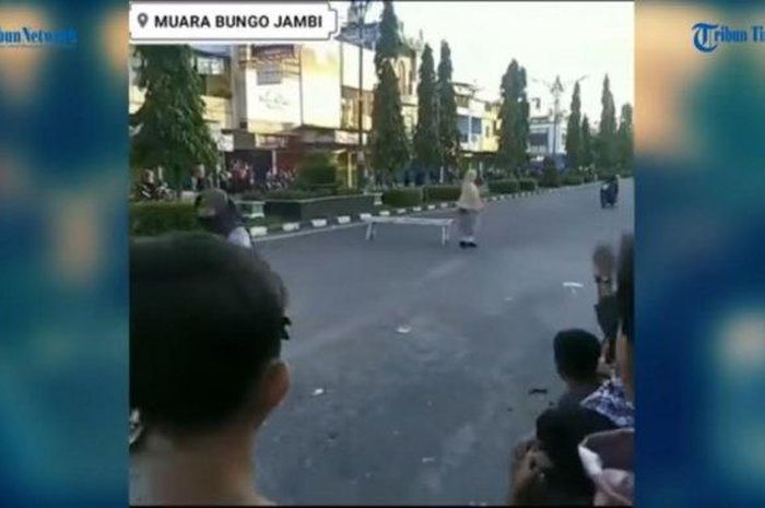 Aksi balap liar di jalan raya berhasil dibubarkan emak-emak