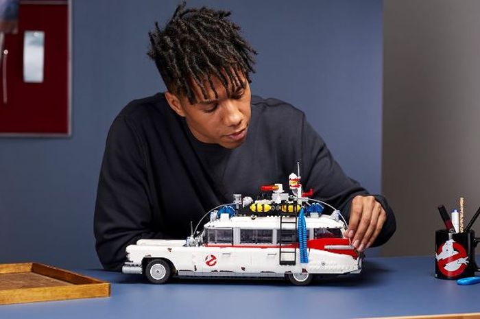 Mainan otomotif atau OtoToys berupa miniatur Ecto-1 dari LEGO.