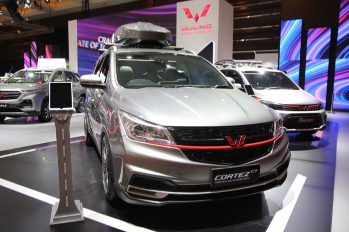 Wuling New Confero S dan Cortez CT Type S yang dimodifikasi tampil di pameran otomotif Jakarta. 