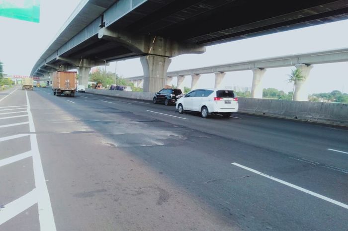Jasa Marga kembali lanjutkan pekerjaan rekonstruksi di Jalan Tol Jakarta-Cikampek.