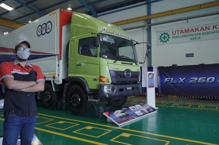 Hino Ranger FLX 260 JW dibekali kamera mundur alias rear camera yang membantu pengemudi melihat kondisi di bagian belakang kendaraan