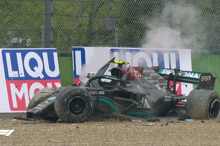 Terjadi crash parah Valtteri Bottas dan George Russell, red flag berkibar pada balapan F1 Emilia Romagna 2021