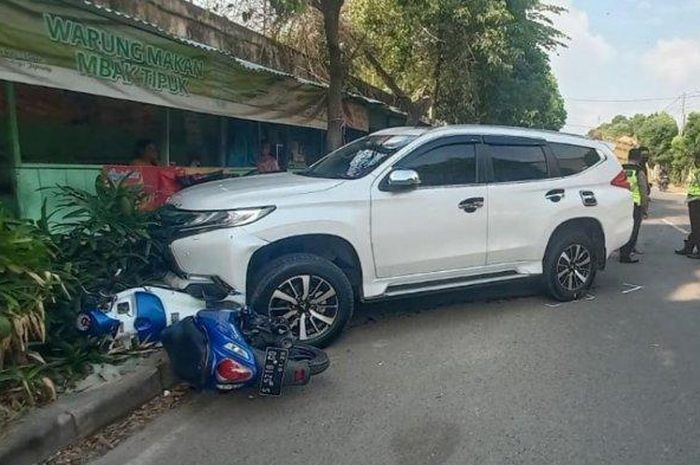 Mitsubishi Pajero Sport oleng terjang 1 truk dan enam motor