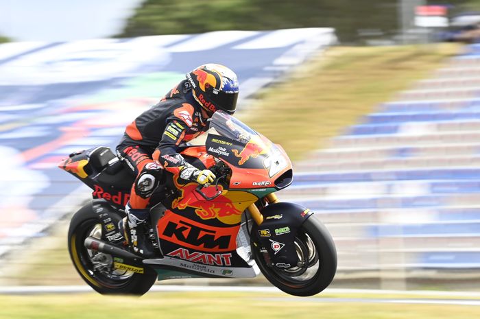 Raul Fernandez raih kemenangan pertamanya di Moto2 usai hasil impresif di Portugal. Red Bull KTM Ajo dominasi podium. 