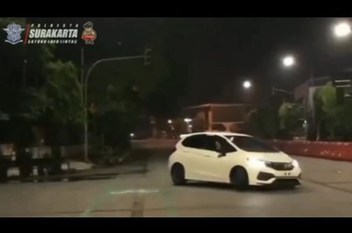 Honda Jazz drifting di depan Bank Indonesia Solo