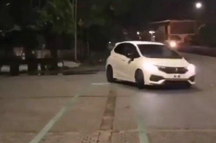 Aksi drifting ala 'Need for Speed' terjadi di antara ruas Jalan Jenderal Sudirman, Kelurahan Kampung Baru, Kecamatan Pasar Kliwon Solo. 