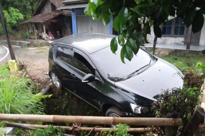Chevrolet Aveo kecelakaan tunggal di Palabuhanratu, Sukabumi, Jawa Barat karena lurus saat jalan menikung, roda ngambang di parit