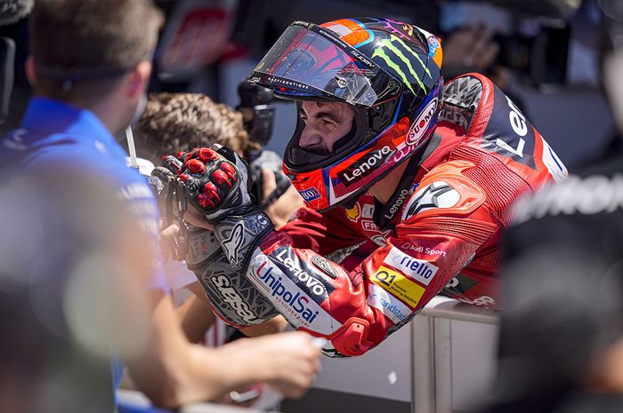 Luapan emosi rasa bangga tak bisa ditutupi dari Francesco Bagnaia yang berhasil podium dua MotoGP Portugal. 