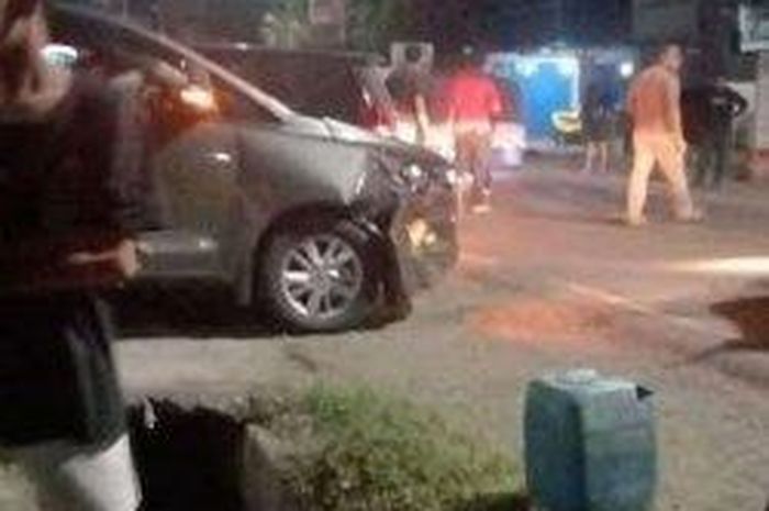 Suasana penangkapan tiga bandar narkoba membawa Suzuki Mega Carry oleh petugas BNN yang menggunakan Toyota Kijang Innova di Bone, Sulawesi Selatan, (18/4/21)