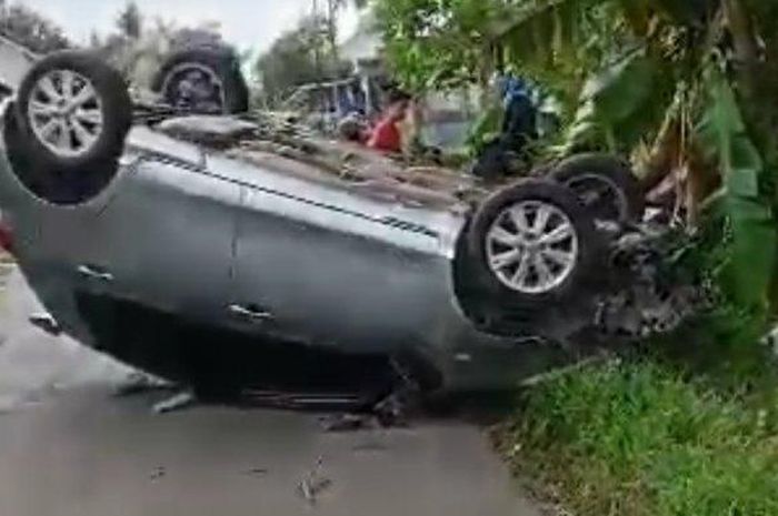Toyota Yaris telentang setelah dorong dua Honda BeAT gara-gara oleng