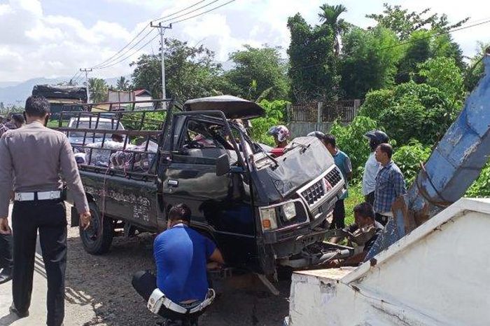 Mitsubishi L300 pikap terkoyak setengah wajah setelah hajar truk 