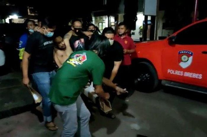 Seorang pelaku yang membuntuti mobil putri dari Bupati Brebes, tertangkap dan dibawa ke Mapolres Brebes, Minggu (18/4/2021). 