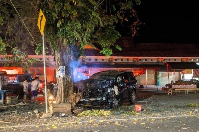 Lexus LX 570 yang dikemudikan Wakil Ketua DPRD Hulu Sungai Selatan ambyar hajar pohon di Angkinang, Hulu Sungai Selatan, Kalimantan Selatan