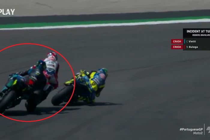 Insiden crash yang melibatkan Nicolo Bulega (Federal Oil Gresini Moto2) dan Celestino Vietti (SKY Racing Team VR46) di Moto2 Portugal 2021.