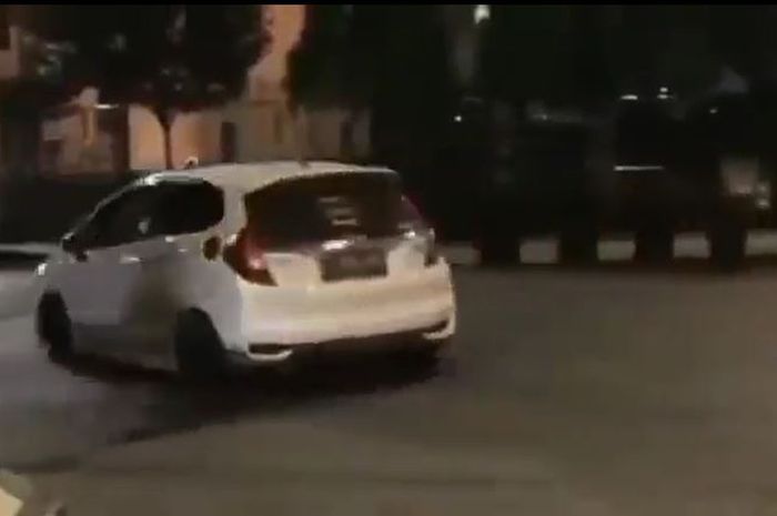 Honda Jazz GK5 yang dipakai aksi drifting enggak jelas di Jl Jenderal Sudirman, Kampung Baru, Pasar Kliwon, kota Solo, Jawa Tengah.