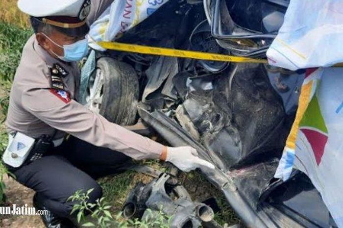 Nissan Juke hancur lebur usai ditabrak kereta api KA Jenggala di dusun Glonggongan, Kedungkembar, Prambon, Sidoarjo, Jawa Timur, (19/4/21)