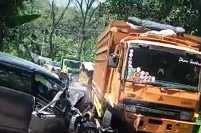 Toyota Avanza remuk bodi depan setelah beradu lawan truk fuso