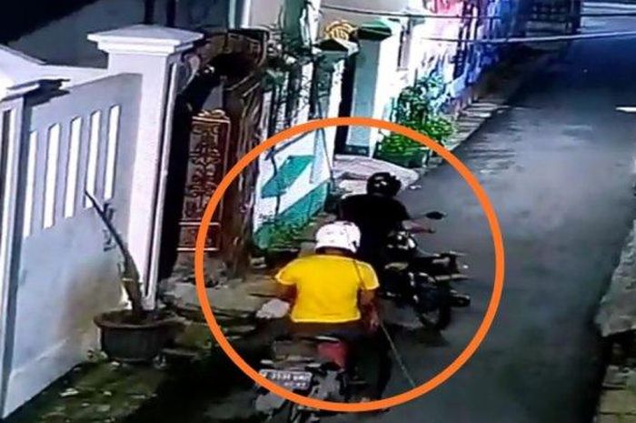 Tangkapan layar aksi dua maling menggasak Yamaha RX King senilai Rp 40 juta dari rumah warga di Jalan Muncang Dalam, RT 04 RW 13 Kelurahan Lagoa, Kecamatan Koja, Jakarta Utara. 