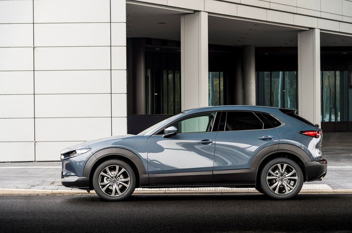 Mazda CX-30 dengan kelir Polymetal Grey