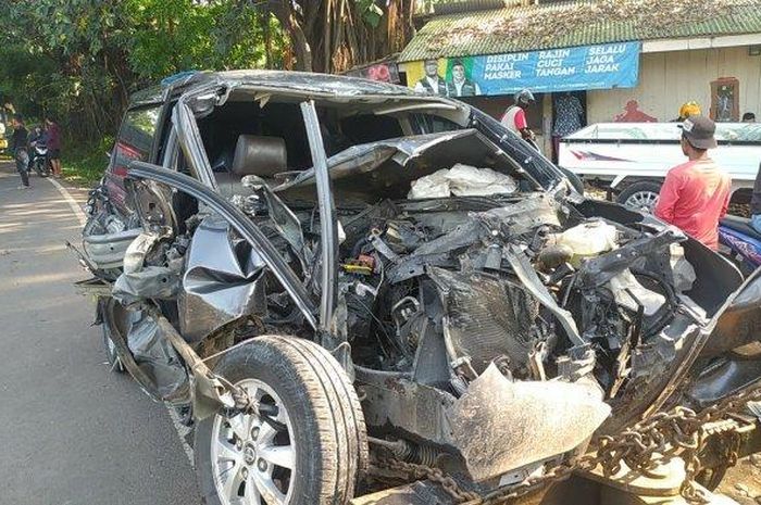 Kondisi Toyota Avanza yang terlibat kecelakaan dengan truk tronton di jalur Jonggol, Kampung Kebograng, Desa Mentengsari, Cikalongkulon, Cianjur, Jawa Barat