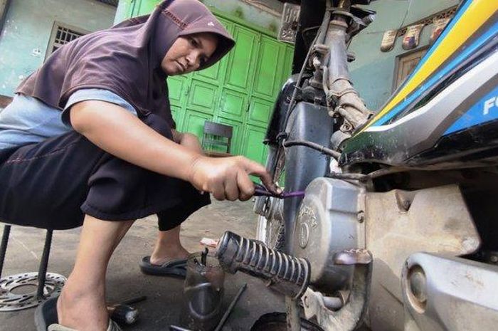 Suhanti asal Banyumas Jawa Tengah yang bekerja sebagai montir di bengkel motor.