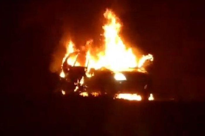 Toyota Avanza terbakar hebat di Ringroad Manado, Sulawesi Utara