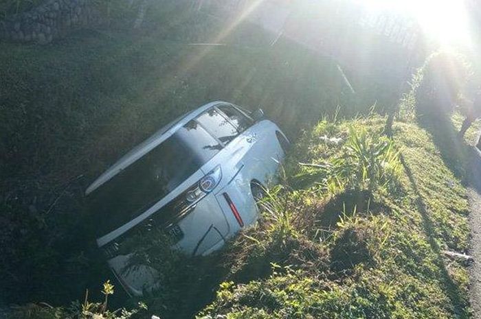 Mazda Biante terperosok di depan Taman Balekambang, Kalisoro, Tawangmangu, Karanganyar, Jawa Tengah