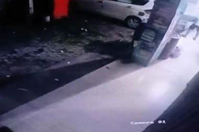Rekaman CCTV pengemudi Suzuki Ertiga maling kursi besi dan botol bekas oli di Cerme, Gresik, Jawa Timur